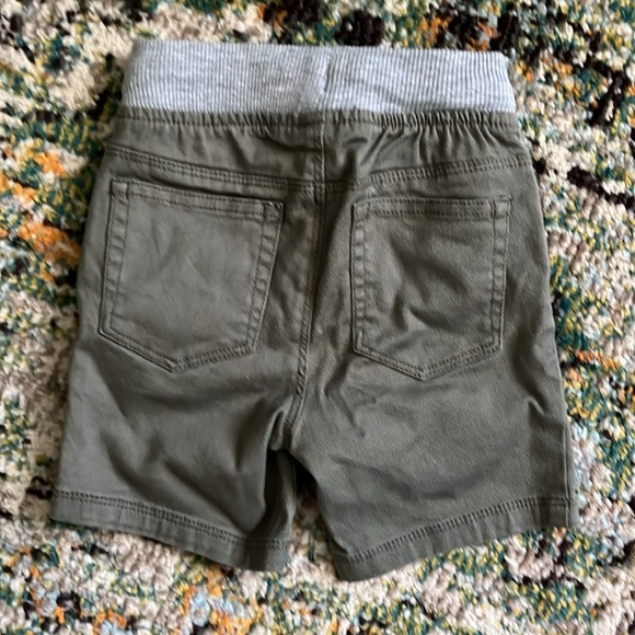 🌷Old navy boys 2t shorts - Picture 2 of 2
